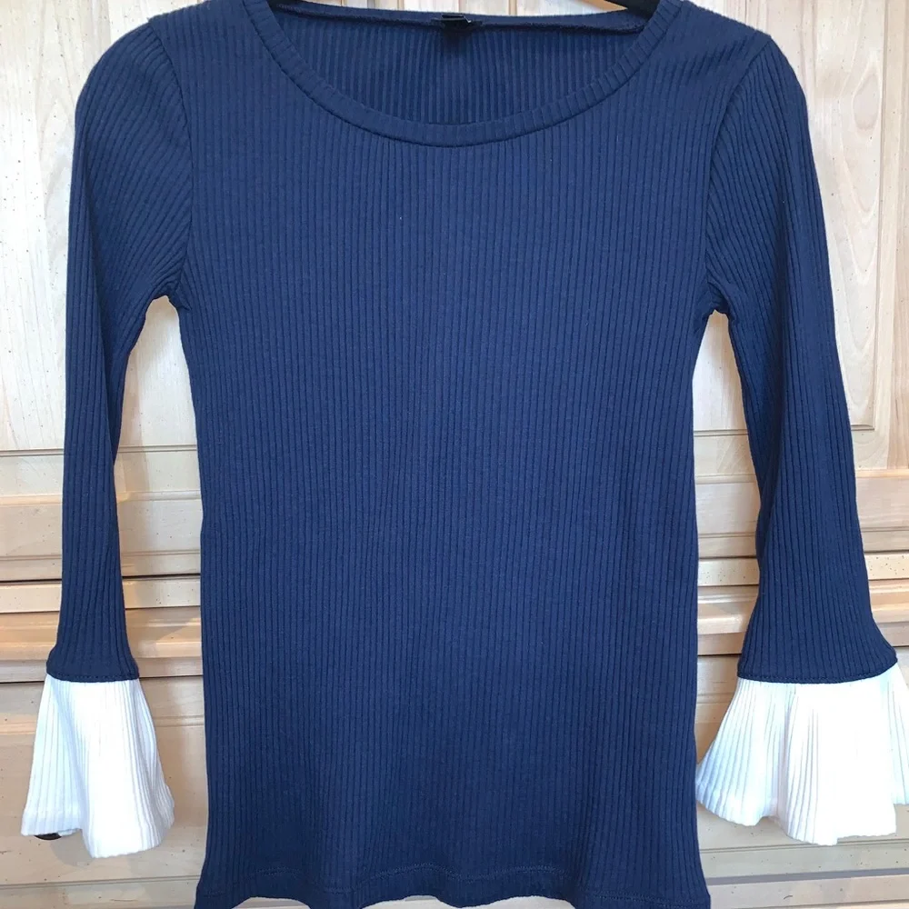 J Crew Women’s xs navy ribbed top w/flare sleeve